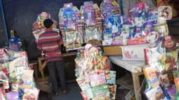 Pedagang menata dagangan di salah satu pusat penjualan parsel di kawasan Cikini, Jakarta, Rabu (13/5/2020). Selama bulan Ramadan, para pedagang mengaku omzet penjualan parsel turun hingga 90 persen dibandingkan tahun lalu akibat adanya pandemi virus corona COVID-19. (Liputan6.com/Immanuel Antonius)