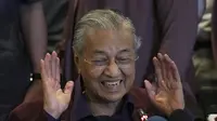 Perdana Menteri Malaysia Mahathir Mohamad memberi isyarat saat berbicara dalam konferensi pers di Putrajaya, Malaysia, Sabtu (22/2/2020). Mahathir Mohamad telah mengirimkan surat pengunduran diri sebagai Perdana Menteri ke Raja Malaysia. (AP Photo/Vincent Thian)