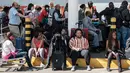 Penumpang tidak dapat memasuki terminal keberangkatan Kenya Airways setelah pemogokan pekerja maskapai di Bandara Internasional Jomo Kenyatta, Nairobi, Rabu (6/3). Aksi itu menyebabkan ratusan penumpang terlantar di bandara. (Yasuyoshi CHIBA/AFP)