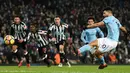 Pemain Manchester City, Sergio Aguero mencetak gol ke gawang Newcastle United melalui tendangan penalti pada pertandingan pekan ke-24 Premier League di Etihad Stadium, Minggu (21/1). Hat-trick Aguero memastikan Manchester City menang 3-1. (AP/Rui Vieira)