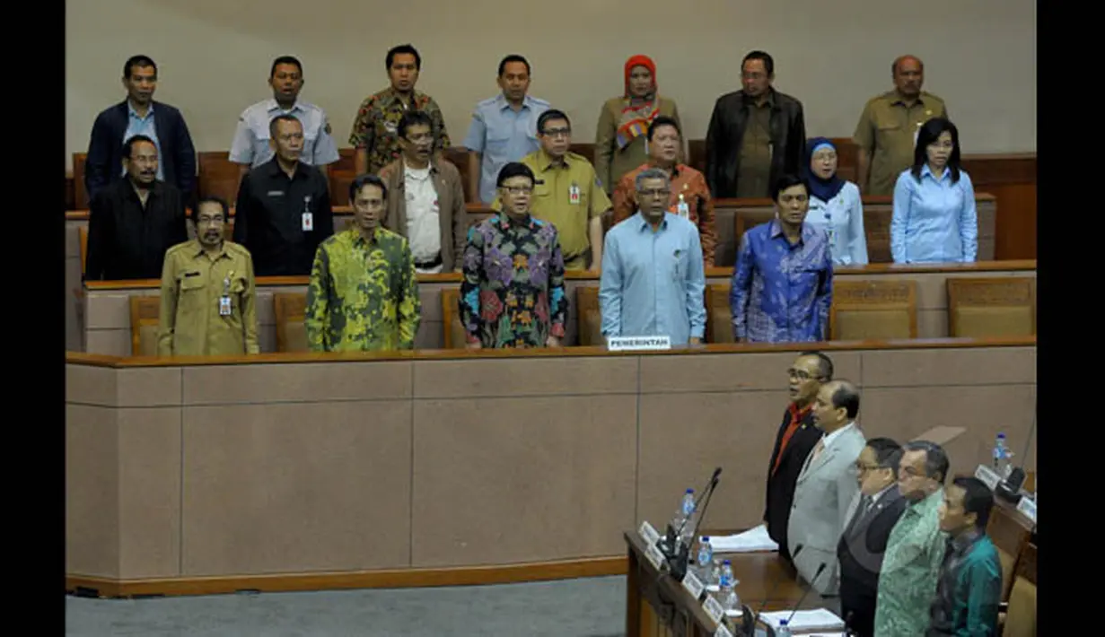 Mendagri Tjahjo Kumolo (ketiga dari kiri) turut hadir dalam rapat pengesahan Perppu Nomor 1 Tahun 2014 tentang Pilkada langsung di Ruang Sidang Paripurna, Nusantara II, Komplek Parlemen, Jakarta, Selasa (20/1/2015). (Liputan6.com/Andrian M Tunay)