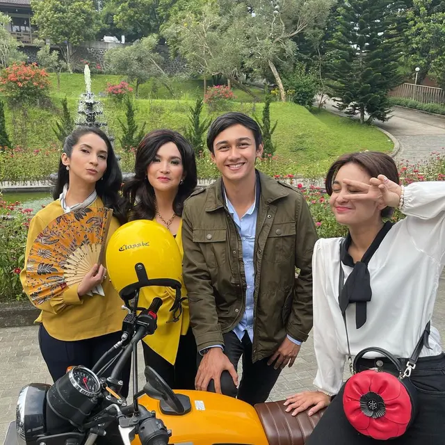 Berseteru di Sinetron, Ini 6 Potret Kebersamaan Nunu Datau dan Michelle Ziudith