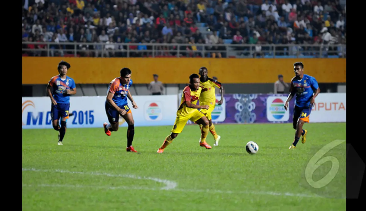 Gelandang Sriwijaya FC, Ferdinand Sinaga (tengah) berusaha mengejar bola saat laga Final SCM Cup 2015 di Stadion Jakabaring,Selasa (27/1/2015). Arema Cronus Menang 1-0 atas Sriwijaya FC. (Liputan6.com/Johan Tallo)