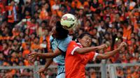 Gelandang Persija, Adam Alis (kanan) berebut bola dengan pemain Persela saat laga uji coba di Stadion GBK Jakarta, Minggu (1/3/2015). Persija kalah 0-1 dari Persela. (Liputan6.com/Helmi Fithriansyah)