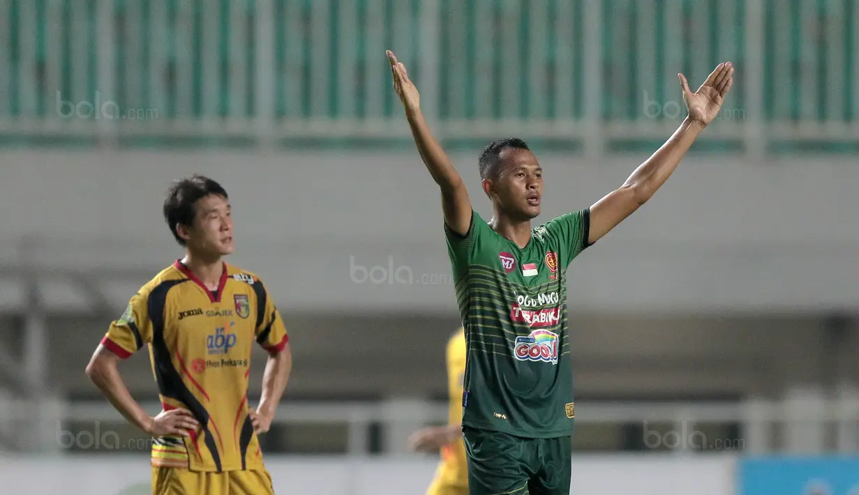 Pemain PS TNI, Sansan Husaeni (kiri) merayakan golnya ke gawang Mitra Kukar pada lanjutan Liga 1 2017 di Stadion Pakansari, Bogor (26/9/2017). PS TNI menang 2-1. (Bola.com/Nicklas Hanoatubun)