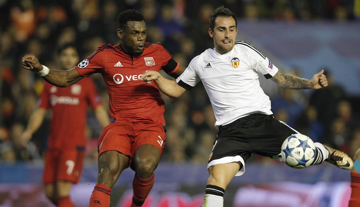 3. Paco Alcacer, melalui situs resminya, Barcelona, mengumumkan keberhasilan mereka mendatangkan striker Valencia ini. Bomber asal Spanyol ini didatangkan Barca dengan nilai transfer 27 juta pounds. (AFP/Jose Jordan) 