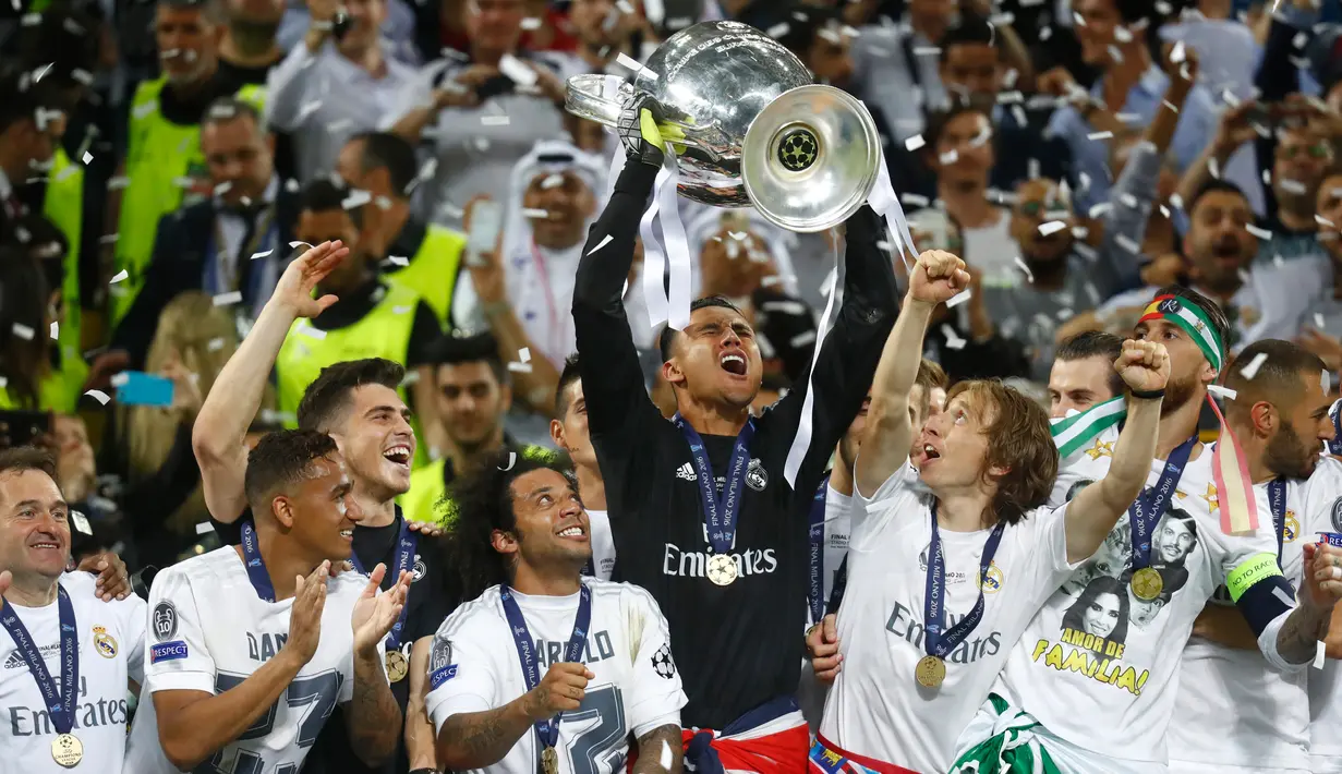 Penjaga gawang Real Madrid, Keylor Navas mengangkat tropi Liga Champions, Stadion San Siro, Milan, Minggu (29/5). Aksi ciamik Navas mengantarkan Madrid meraih gelar 'La Undecima'. (Reuters / Kai Pfaffenbach)