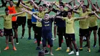 Legenda Argentina, Diego Maradona menyanyi bersama timnya dan penggemar selama sesi latihan di Stadion Banorte, Meksiko,(10/9). Diego Maradona resmi menjadi manajer Dorados de Sinalo menggantikan Francisco Gamez yang dipecat. (AP Photo/Marco Ugarte)