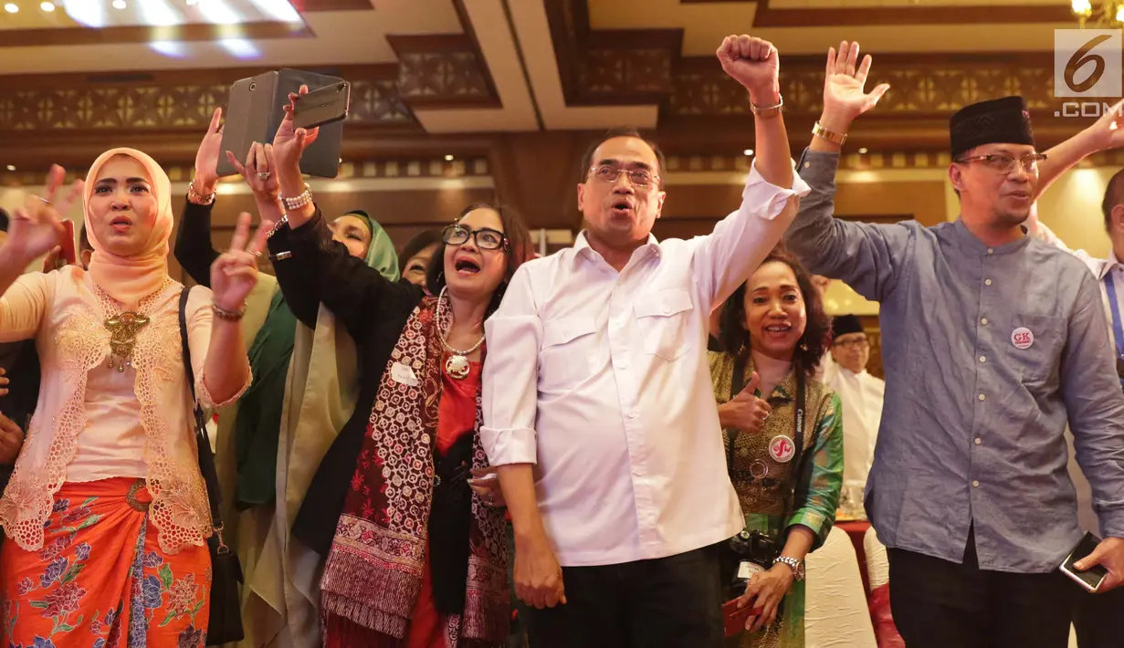Menhub Budi Karya Sumadi selaku Pembina Relawan Jokowi bersama para relawan pada acara Halal bi Halal Relawan Jokowi Bersatu di Jakarta, Jumat (5/7/2019). Acara tersebut dihadiri ratusan relawan yang tergabung dalam 16 kelompok pendukung Jokowi-Ma’ruf Amin. (Liputan6.com/Helmi Fithriansyah)