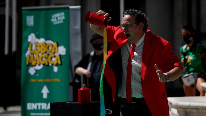 Seorang pesulap tampil dalam Festival Dunia Sulap Jalanan Lisbon di Lisbon, Portugal (25/8/2020). Festival Dunia Sulap Jalanan Lisbon kedelapan dimulai pada Selasa (25/8). (Xinhua/Pedro Fiuza)