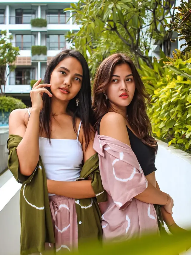 Potret Persahabatan Rebecca Tamara dan Valerie Krasnadewi. (Sumber: Instagram/rebbecatamara)