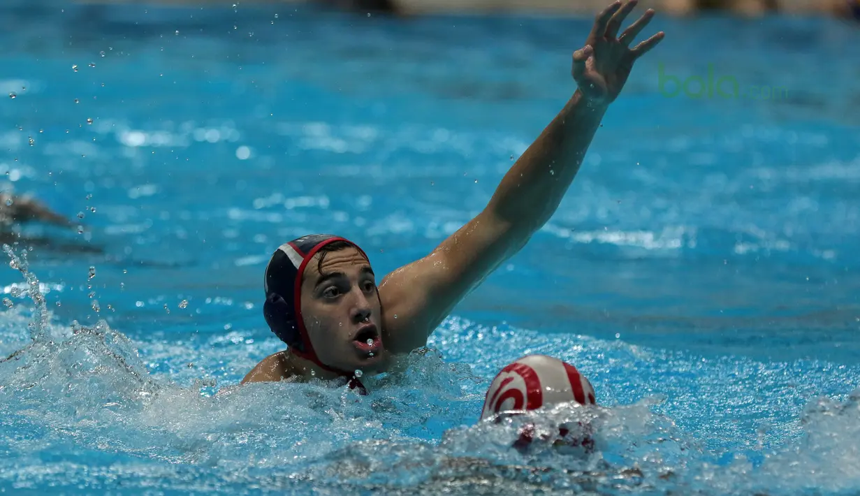 Atlet Polo Air Serbia menutup ruang tembak atlet Polo Air Indonesia, Silvester pada latihan gabungan di Aquatic Center, Jakarta, Rabu (10/7/2018). Latihan tersebut merupakan persiapan tim Indonesia menuju Asian Games 2018. (Bola.com/Nick Hanoatubun)