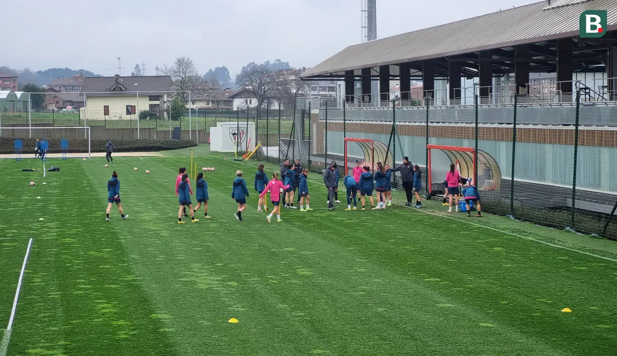 Tim putri Athletic Bilbao sedang berlatih di lapangan latihan Lezama. (Bola.com/Yus Mei Sawitri)