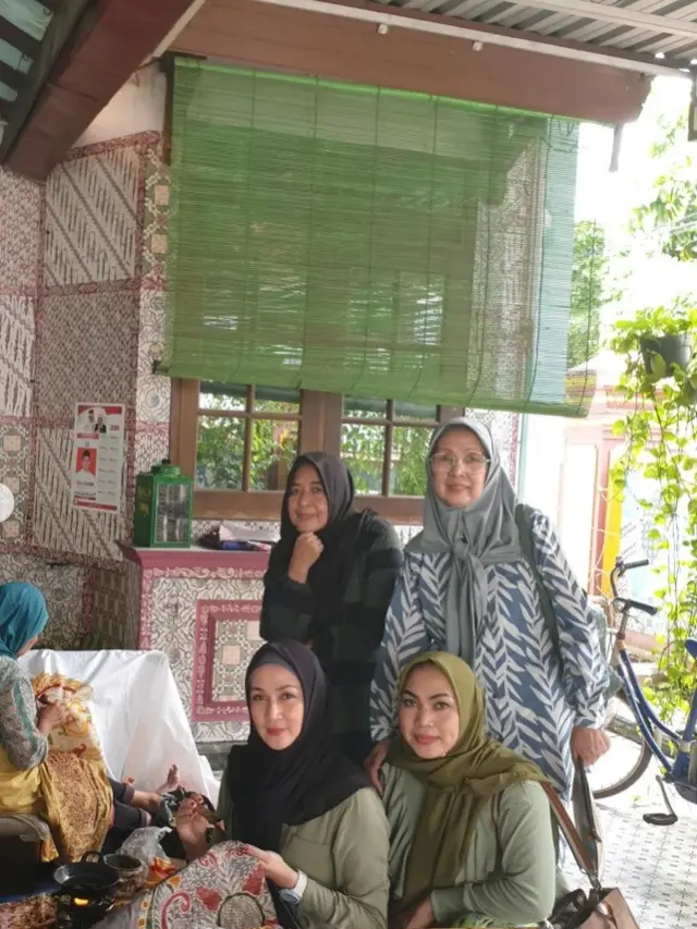 Potret Dina Lorenza dan teman-teman (Sumber: Instagram/dinalorenza1975)