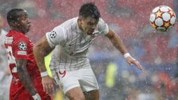 Pada laga tersebut terjadi hujan penalti, total empat tendangan penalti diberikan di babak pertama yang tiga di antaranya untuk tim tamu. (Foto: AP/Angel Fernandez)