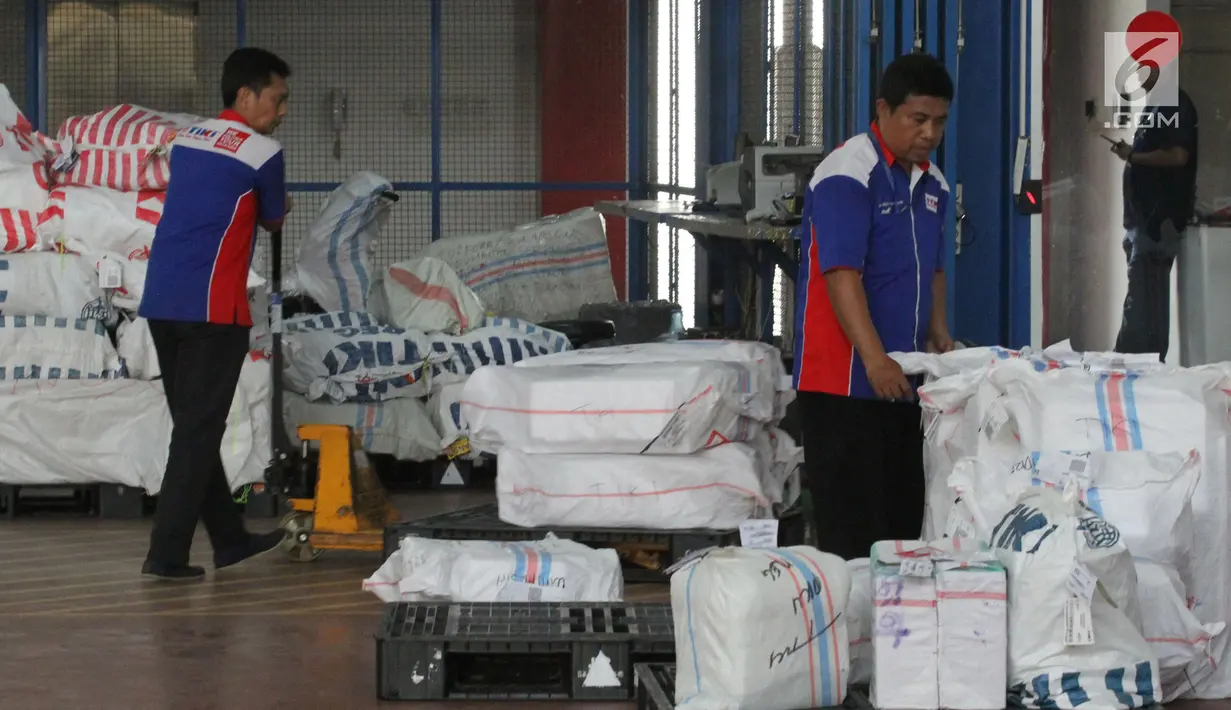 Pekerja memilah paket barang untuk dikirim ke berbagai daerah di gudang logistik TIKI, Bandara Soekarno-Hatta, Kamis (18/5). Pengiriman logistik di Ramadan dan Lebaran 2017 diprediksi akan mengalami peningkatan hingga 50 persen (Liputan6.com/Angga Yuniar)