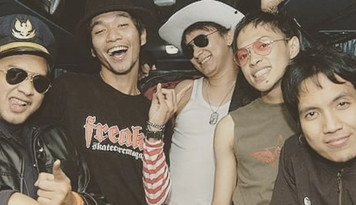 <p>Vincent dan Desta pertama kali dipertemukan melalui sebuah band bernama Club Eighties pada tahun 1998. Di mana Vincent sebagai bassist, sedangkan Desta sebagai drummer. (FOTO: instagram.com/desta80s/)</p>