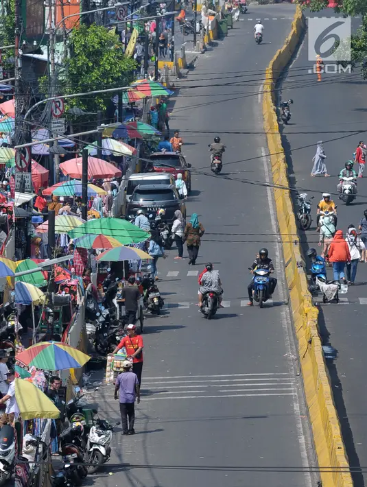 Suasana Jalan Jatibaru di kawasan Tanah Abang, Jakarta, Selasa (19/6). Hingga H+4 Lebaran 2018 belum terlihat aktivitas pedagang kaki lima yang biasa berjualan di salah satu ruas jalan Jatibaru. (Liputan6.com/Helmi Fithriansyah)
