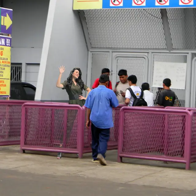 Raisa Minta Fotonya Diedit Bak Gelar Konser di GBK, 7 Hasilnya Kocak Banget