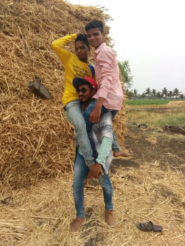 7Ide Pose Foto Bertiga Bersama Sahabat Biar Tampil Makin Akrab Ini Kocak