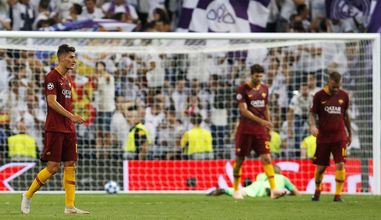 Pemain AS Roma tampak kecewa usai ditaklukkan Real Madrid pada laga Liga Champions di Stadion Santiago Bernabeu, Madrid, Rabu (19/9/2018). Real Madrid menang 3-0 atas AS Roma. (AP/Paul White)