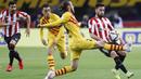 Pemain Barcelona, Oscar Mingueza, berebut bola dengan pemain Athletic Bilbao, Unai Lopez, pada laga final Copa del Rey di Stadion Olimpico de Sevilla, Minggu (18/4/2021). Barcelona menang 4-0 atas Athletic Bilbao. (AP Photo/Angel Fernandez)