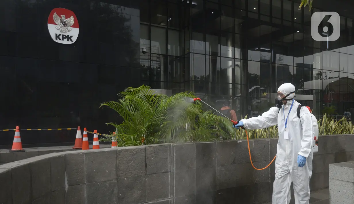 Petugas kesehatan melakukan peyemprotan disinfektan di bagian luar Gedung KPK, Jakarta, Rabu (18/3/2020). Penyemprotan dilakukan untuk mencegah penyebaran virus corona COVID-19. (merdeka.com/Dwi Narwoko)