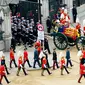 State Gun Carriage membawa peti mati Ratu Elizabeth II meninggalkan Westminster Hall untuk dimakamkan di Westminster Abbey, London, Inggris, Senin (19/9/2022). Ratu Elizabeth II dikabarkan akan dimakamkan di brankas kerajaan yang disebut Kapel Memorial Raja George VI di Kastil Windsor. (Stefan Rousseau/Pool Photo via AP)