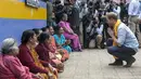 Putra Mahkota Kerajaan Inggris, Pangeran Harry menyapa sejumlah wanita lokal saat mengunjungi situs warisan dunia, Patan Durbar Square di Kathmandu, Nepal, Minggu (20/3). (REUTERS/Prakash Mathema/Pool)