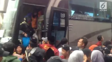 Kecelakaan bus di tanjakan emen, subang menyebabkan 27 orang tewas. Puluhan lainnya luka-luka.