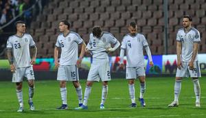 Pemain Timnas Italia tertunduk lesu setelah kalah dari Bosnia-Herzegovina lewat drama adu penalti pada laga final playoff Piala Dunia 2026 di Stadion Bilino Polje, Zenica, Rabu (1/4/2026) dini hari WIB. Italia kembali gagal lolos ke putaran final Piala Dunia karena kekalahan ini. (AP Photo/Armin Durgut)