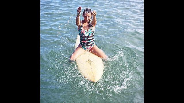 Maud Le Car surfer cantik dunia asal Prancis mendemonstrasikan keahlian berselancar dengan menggunakan sepatu hak tinggi.