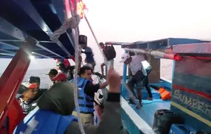 Cuaca Jadi Tantangan Evakuasi 26 Penumpang Kapal di Pulau Lancang