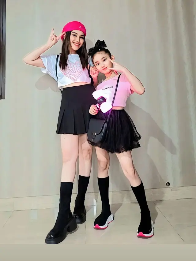 Potret Ayu Ting Ting dan Bilqis nonton konser BLACKPINK. (Foto: Instagram/ayutingting92)