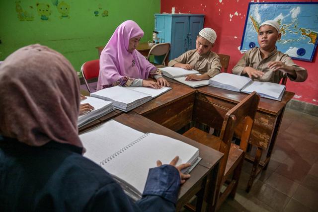 Antusiasme Siswa Berkebutuhan Khusus Netra Pelajari Al Quran Braille di Bulan Ramadan