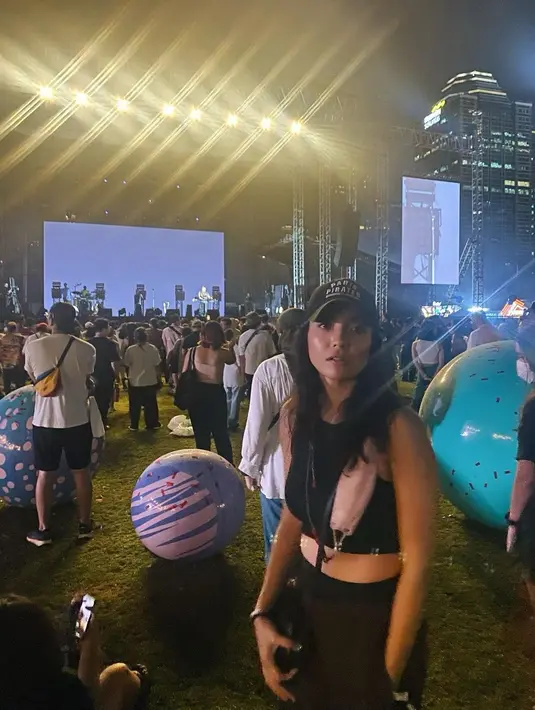Aktris yang sudah berusia 40 tahun dan menjadi ibu dua anak ini diisukan tengah menjalin hubungan dengan aktor Kevin Julio. (FOTO: instagram.com/imeldatherinne/)