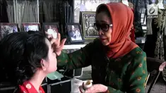 Meski usianya sudah menginjak 80 tahun, Endang masih aktif merias.