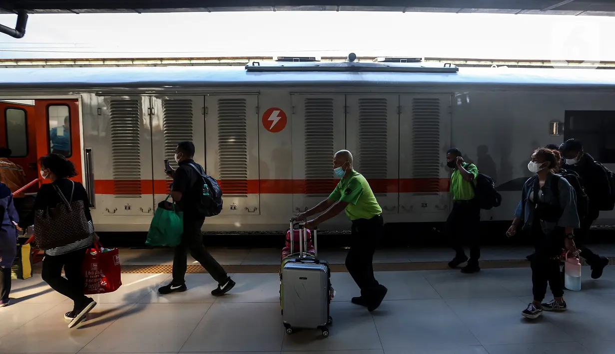 Kepala Humas PT KAI Daop 1 Jakarta Eva Chairunisa mengatakan, ada sekitar 6.900 penumpang yang berangkat dari Stasiun Pasar pada hari ini, Rabu (12/4/2023). (Liputan6.com/Johan Tallo)