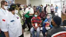 <p>Menteri Lingkungan Hidup dan Kehutanan Siti Nurbaya (kiri) menyapa anak-anak di Terminal Penumpang Pelabuhan Tanjung Priok, Jakarta, Selasa (26/4/2022). Kunjungan tersebut dalam rangka memantau persiapan mudik minim sampah. (Liputan6.com/Herman Zakharia)</p>