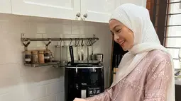 Menggunakan pasmina putih yang cukup simpel, gaya hijab Dian Ayu saat berada di rumah ini juga bisa ditiru. Pasalnya, meski sederhana, ia tetap terlihat menawan. (Liputan6.com/IG/@dianayulestari)