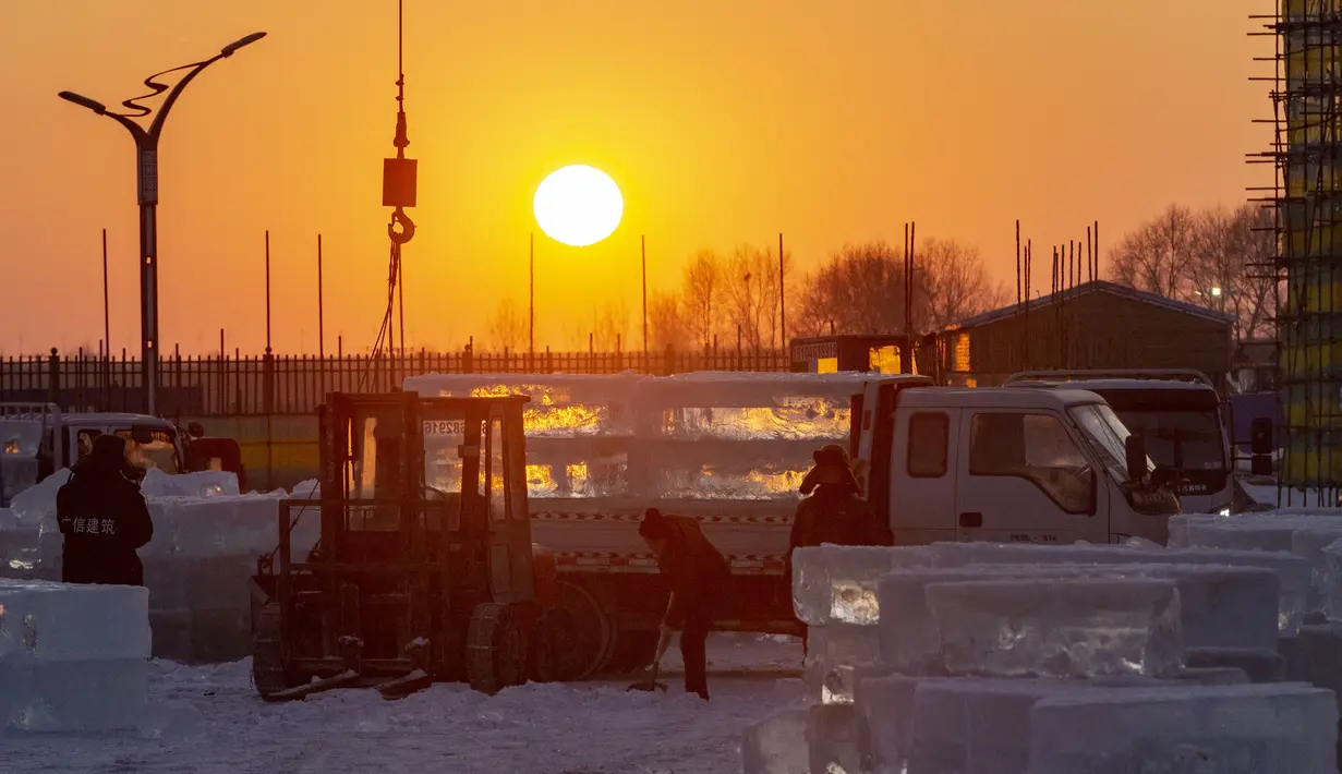 Para pekerja bekerja di lokasi konstruksi untuk ajang Dunia Es dan Salju Harbin, taman hiburan musiman terkenal yang dibuka setiap musim dingin, di Harbin, Heilongjiang, China, 14 Desember 2020. Ajang Dunia Es dan Salju Harbin ke-22 dijadwalkan dibuka pada akhir Desember. (Xinhua/Xie Jianfei)