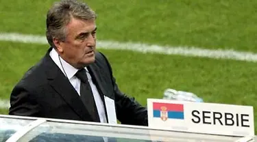 Serbian coach Radomir Antic reacts during the WC 2010 qualifying football match France vs Serbia, on September 10, 2008 at the Stade de France stadium in Saint-Denis, north of Paris. AFP PHOTO/JACQUES DEMARTHON