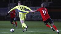 Kiper Manchester United, Dean Henderson, ditarik pemain Luton Town, Danny Hylton, pada Piala Liga Inggris di Stadion Kenilworth Road, Rabu (23/9/2020). Setan Merah menang dengan skor 3-0. (Cath Ivill/Pool via AP)
