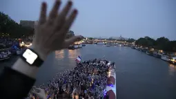 Ribuan atlet berparade menggunakan kapal di atas Sungai Seine dalam upacara pembukaan Olimpiade Paris 2024 pada Jumat malam waktu setempat meskipun diguyur hujan deras yang tak henti-hentinya. (AP Photo/Christophe Ena)