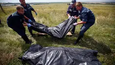 Petugas dari Ukraina mengangkat jenazah korban kecelakaan pesawat Malaysia Airlines MH17 di Grabovo, Donetsk, Ukraina (REUTERS/Maxim Zmeyev) 