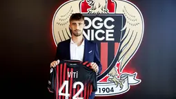 Bek tengah dengan tinggi 190 sentimeter resmi menjadi milik OGC Nice, pada 3 Agustus 2022. Klub asal Prancis itu menebus Mattia Viti dari Empoli dengan biaya 13 juta euro atau sekitar Rp197 miliar. (AFP/Valery Hache)