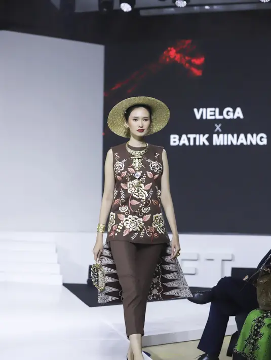 Velga x Batik Minang mendesain outer dan inner perpaduan Batik Minang dengan Bordir Koto Gadang.