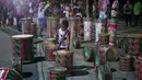 Seorang anak lelaki bermain dengan drum sebelum sesi latihan oleh sekolah samba Mangueira di Rio de Janeiro (21/2). Karnaval Rio de Janeiro akan berlangsung dari 2 Maret hingga 9 Maret 2019. (AFP Photo/Carl De Souza)