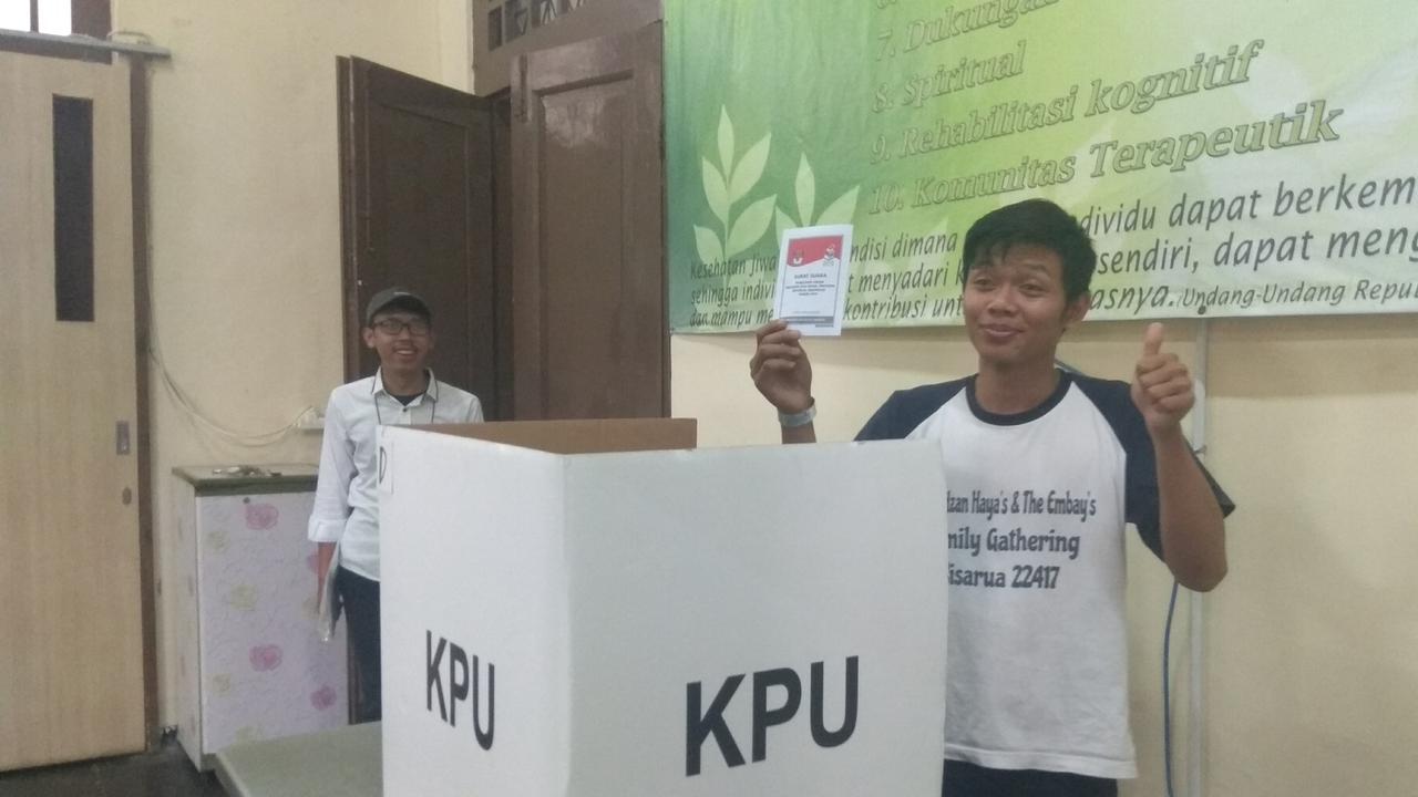 Pasien gangguan jiwa di Rumah Sakit Jiwa Marzoeki Mahdi mencoblos di TPS. (Liputan6.com/Achmad Sudarno)