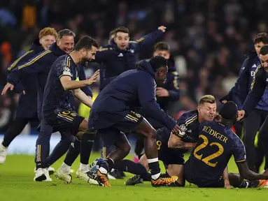 Asa Manchester City untuk mempertahankan gelar Liga Champions yang direbut musim lalu sirna setelah disingkirkan Real Madrid di babak perempatfinal Liga Champions 2023/2024. Pada laga leg kedua perempatfinal yang digelar di Etihad Stadium, Kamis (18/4/2024) dini hari WIB, The Citizens menyerah 3-4 lewat adu tendangan penalti setelah skor imbang 1-1 bertahan hingga perpanjangan waktu usai. (PA via AP Photo/Mike Egerton)